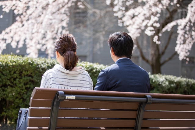 既婚者と仲良くなりすぎた時の対処法は？